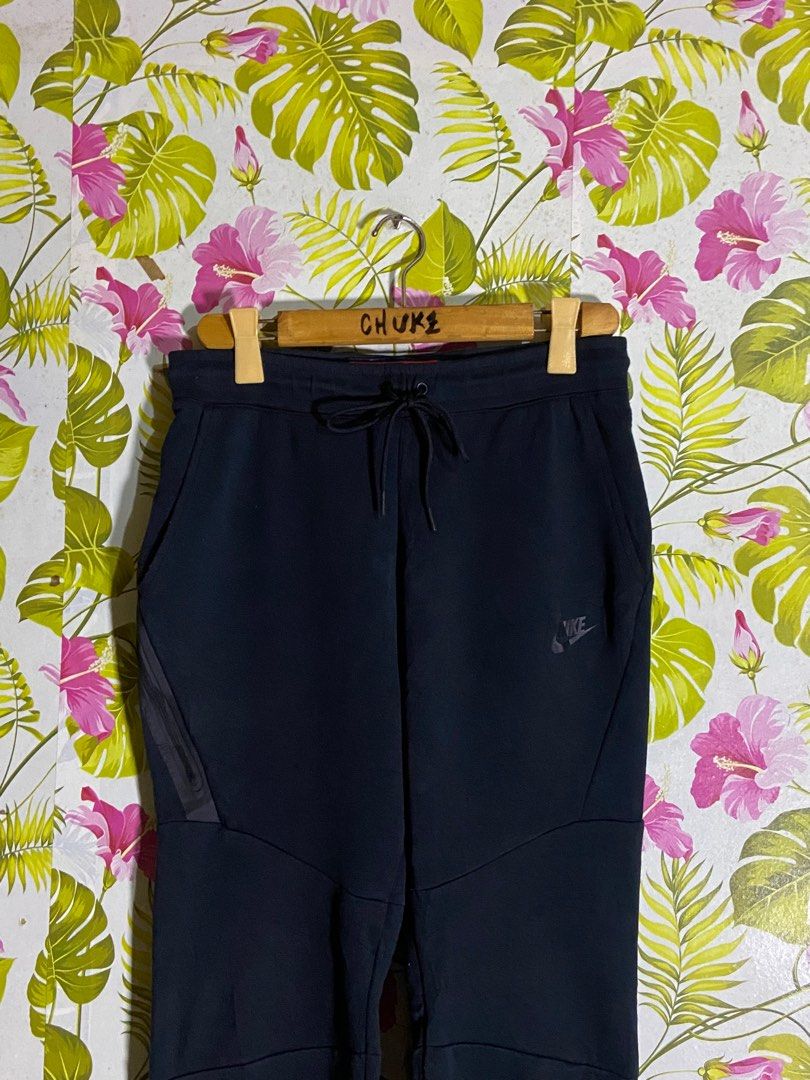 NIKE TECHFLEECE SWEAT PANTS (Category: Activewear) located in Cabuyao City. Submitted by chukz_x (Listing ID 1377553240, Image 3). Description: Size MEDIUM 30-32 width 38 length Excellent condition .