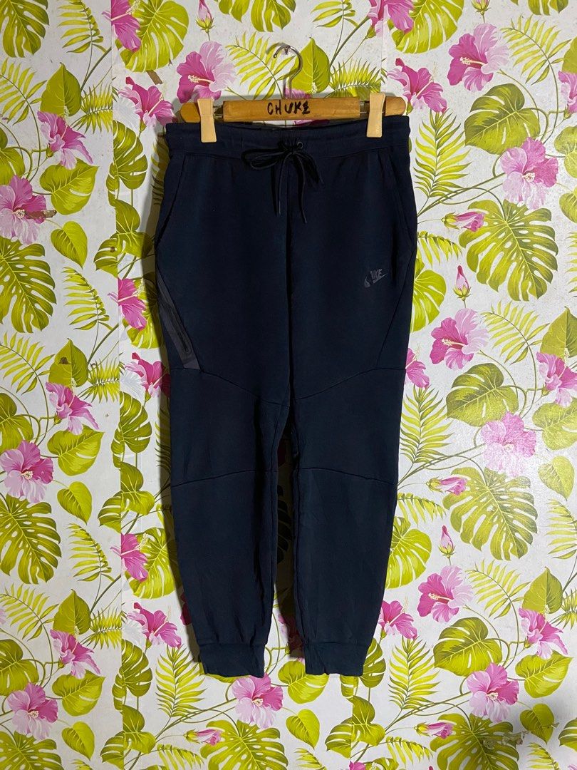 NIKE TECHFLEECE SWEAT PANTS (Category: Activewear) located in Cabuyao City. Submitted by chukz_x (Listing ID 1377553240, Image 2). Description: Size MEDIUM 30-32 width 38 length Excellent condition .