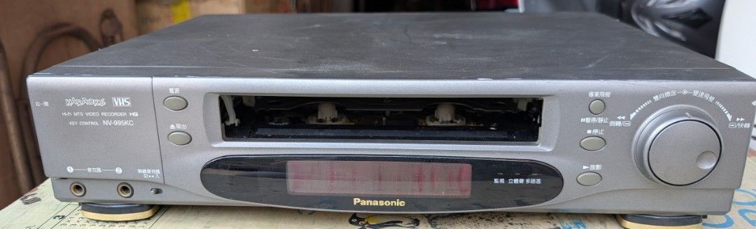 由 yuan712 (刊登 ID 1377517577，圖片 1) 提交，位於 高雄市 (Kaohsiung) 的 NO:2582#panasonic國際VHS播放機NV-995KC(零件機) (類別：其他音響配件及設備)，說明：商品皆為實體拍照，品相/內容物如實圖所示 PS：有電源，沒有測試功能不知道好壞，僅做收藏機/零件機低價出售，拜請購買前三思清楚後再下訂，以免造成彼此的困擾及不愉快，感恩！。