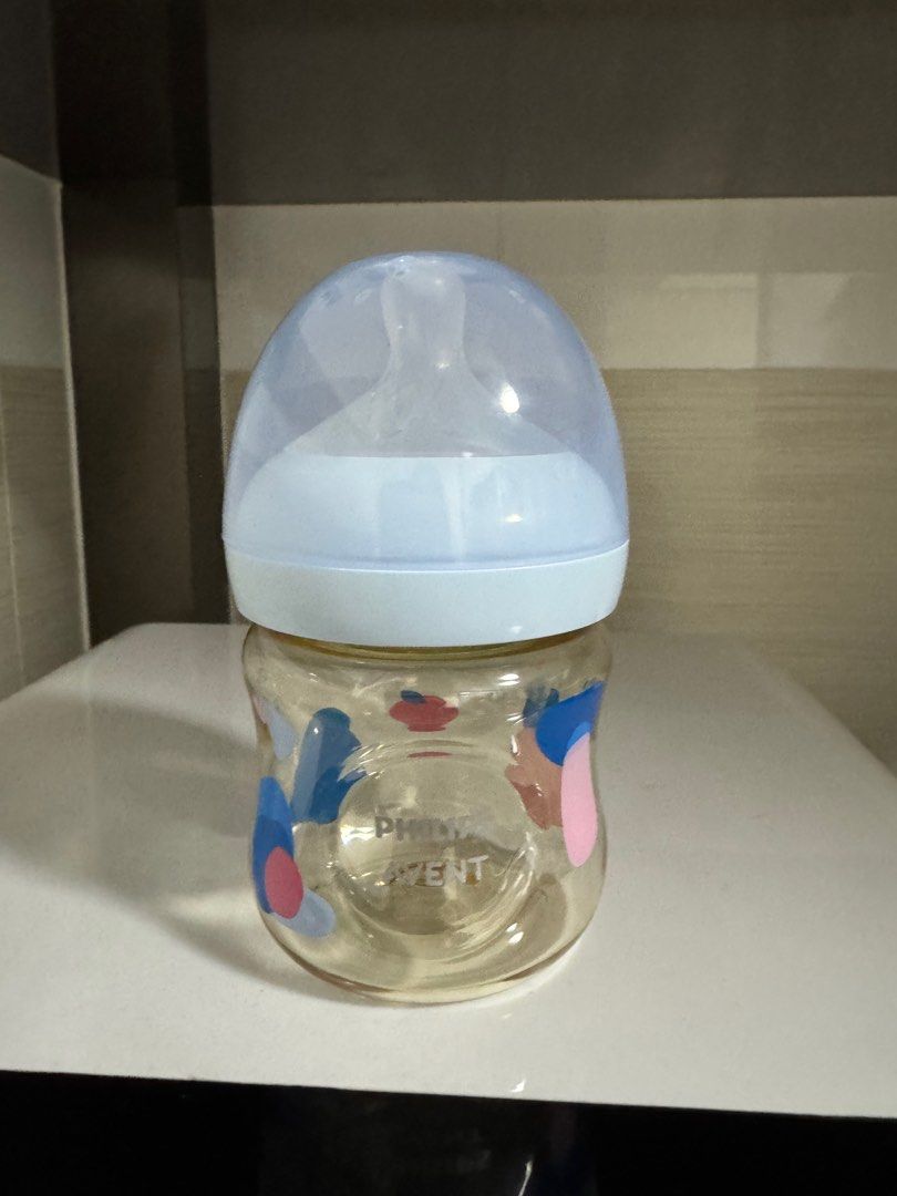Philips Avent Baby Bottle 125ML (Category: Breastfeeding & Bottle Feeding) located in Singapore. Submitted by cty.closet (Listing ID 1377500124, Image 1). Description: Used Philips Avent baby bottle. Includes the nipple and cap. Size @ 125ml Bottle is clean and ready for use. Used for few times only as this bottle not suitable for my bb . Top up $2 for postage .