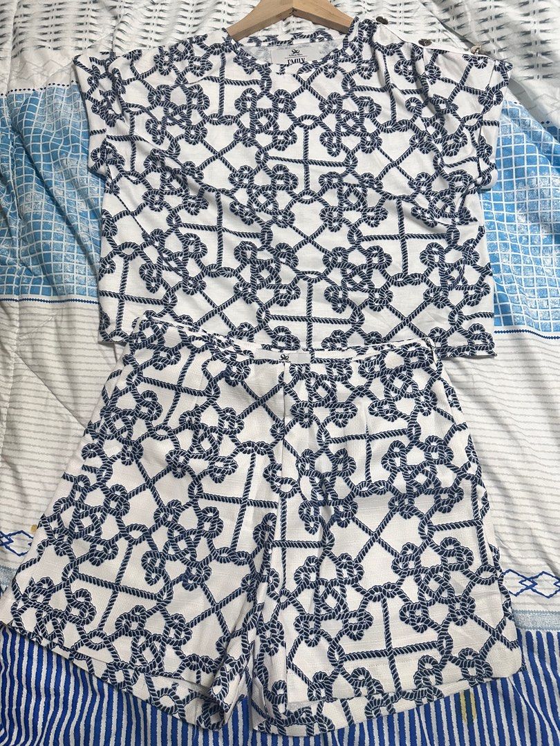 Plains and Prints (Category: Sets or Coordinates) located in General Santos City (Dadiangas). Submitted by preloved_threads03 (Listing ID 1377378801, Image 1). Description: Plains and Prints size small.