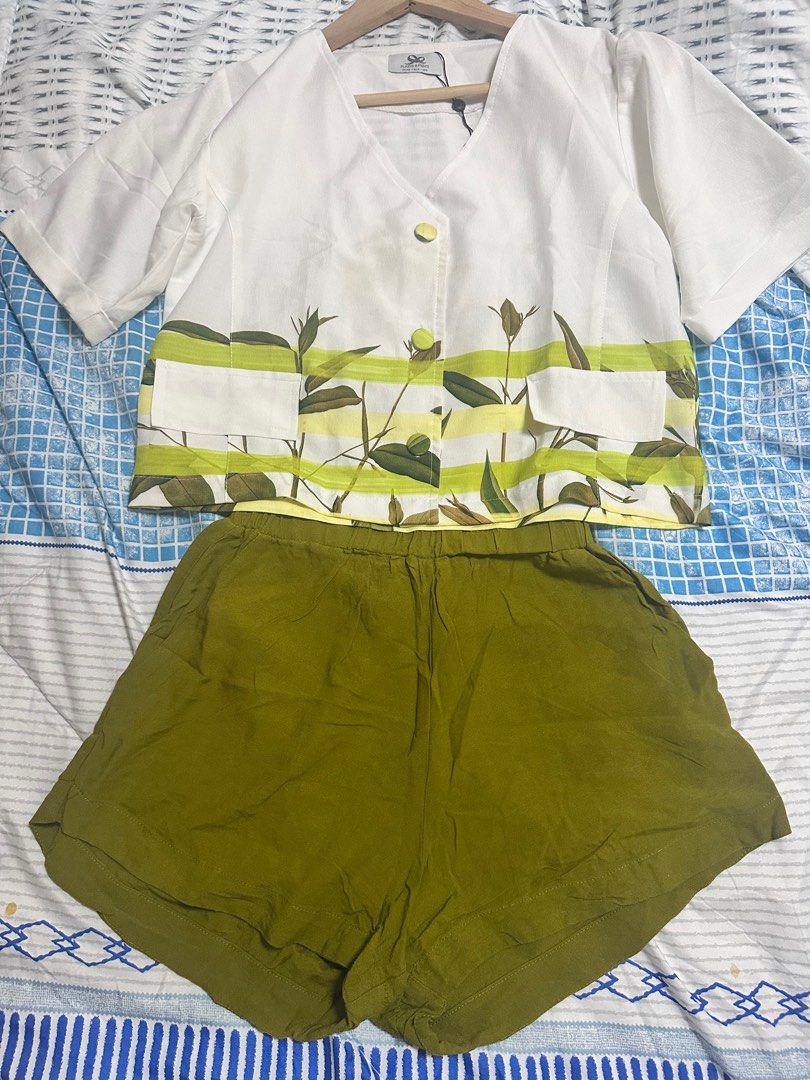 Plains and Prints (Category: Sets or Coordinates) located in General Santos City (Dadiangas). Submitted by preloved_threads03 (Listing ID 1377378868, Image 1). Description: Plains and Prints size xs (runs big to small).