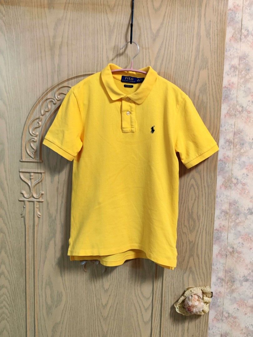 由 beautifulnewworld (刊登 ID 1377396231，圖片 1) 提交，位於 新北市 (New Taipei) 的 [男童]POLO RALPH LAUREN薑黃色小馬POLO衫#CLASSIC FIT#女童也可穿#10-12Y (類別：嬰兒及兒童流行時尚)，說明：美國POLO RALPH LAUREN品牌 尺寸：M(10-12Y) 🏷️CLASSIC FIT版型 🏷️經典小馬LOGO刺繡 🏷️鮮明有活力的薑黃色系 成分：棉 100% 肩寬：37 cm 袖長：20 cm 胸圍：77 cm(腋下平量整圈) 後衣長：61 cm 🤓購買前可先詳閱關於我。