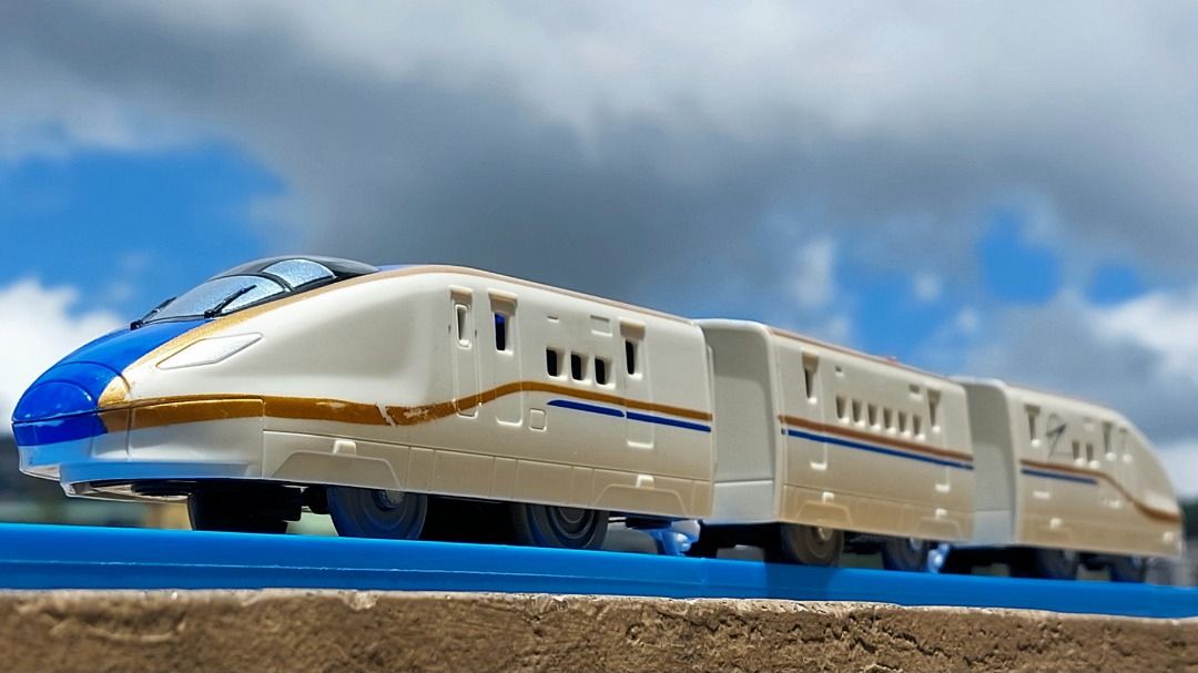 (Preloved) Plarail Series E7 Hokuriku Shinkansen (Category: Vehicle & Diecast Models) located in Baguio. Submitted by ryssocollects (Listing ID 1377470377, Image 1). Description: FOR SALE! Preloved Plarail Series E7 Hokuriku Shinkansen. *TRACKS ARE NOT INCLUDED - Working - Non-corroded battery contacts - Non-bent couplers ❗️ISSUES: - Working but it runs slowly - Has paint scratches - Missing traction tire/ rubber (removed as it started melting) *