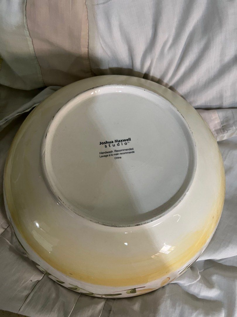 Serving bowl (Category: Dinnerware & Cutlery) located in Manila. Submitted by itsleon (Listing ID 1377451014, Image 3). Description: With scratches.