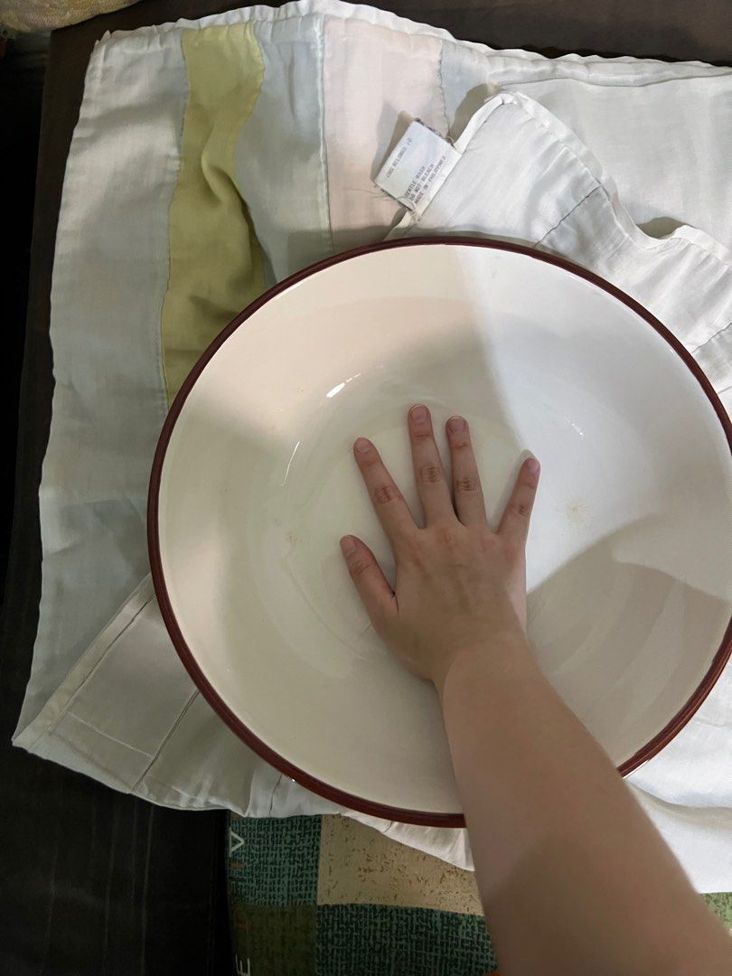 Serving bowl (Category: Dinnerware & Cutlery) located in Manila. Submitted by itsleon (Listing ID 1377451014, Image 2). Description: With scratches.