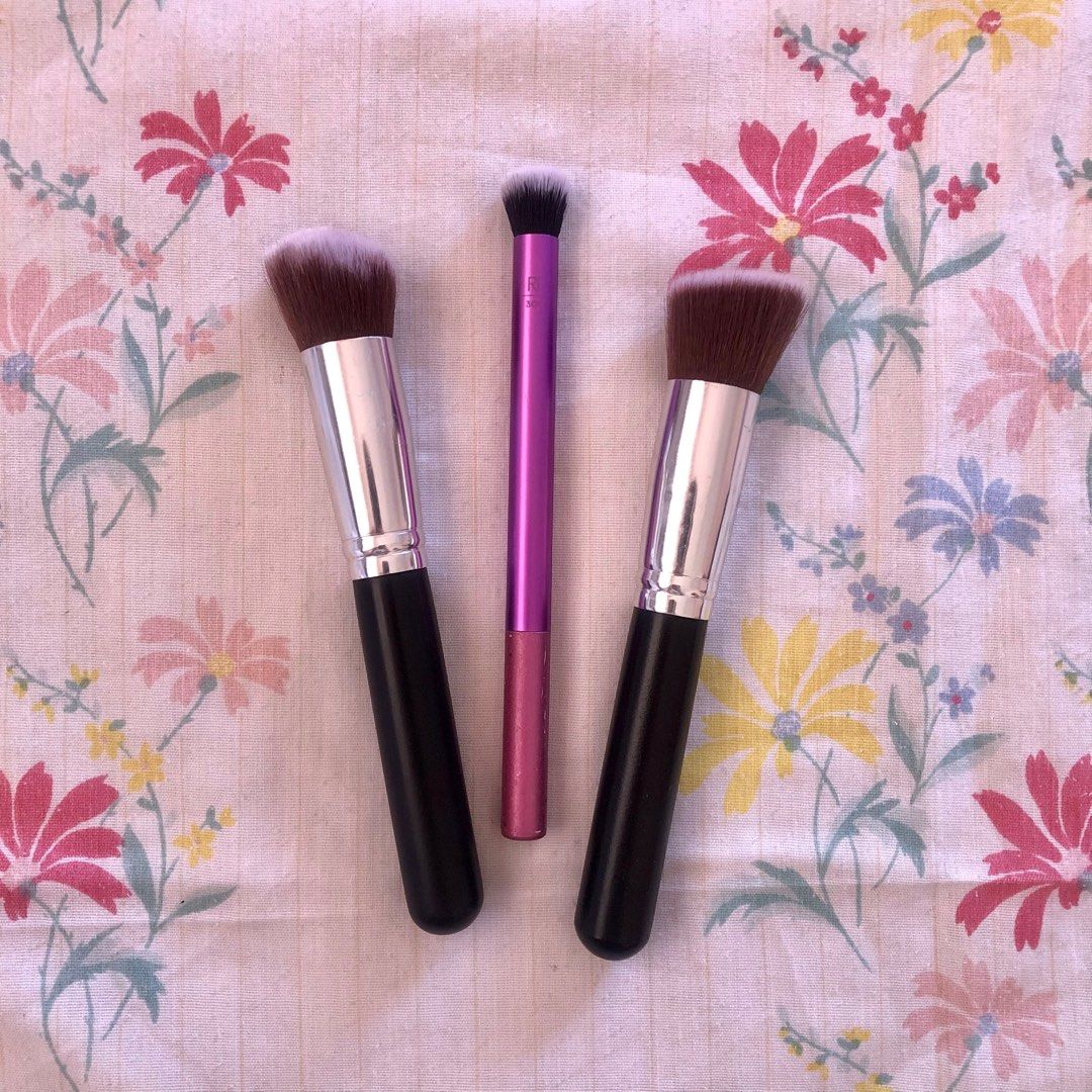 [SET] Real Techniques Concealer Brush - Make up brushes (Category: Makeup) located in Paranaque City. Submitted by sell_enagomez (Listing ID 1377521082, Image 2). Description: ₱100 only for 3 brushes - Used but well-maintained - RT Brush is from a set; it’s a bit sticky na (used 3 times only) - Black brushes are from the orange app lang (used around 5 times) - Manage your expectations please! .
