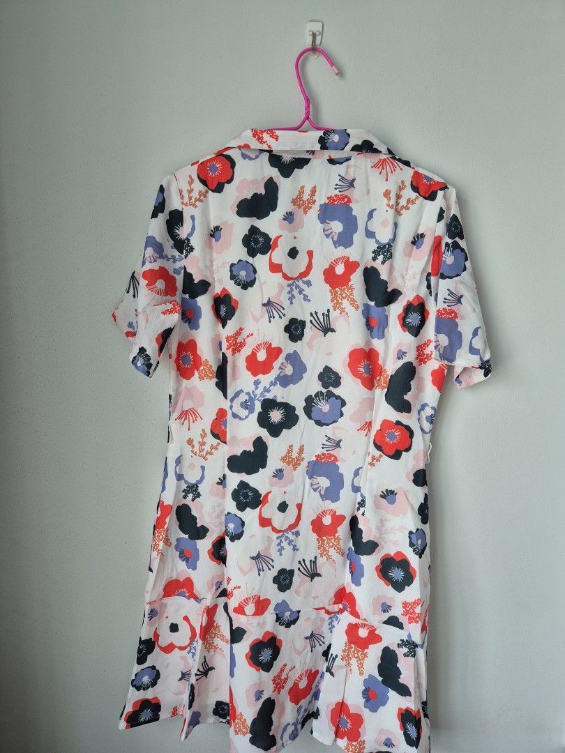 Sleeved Floral Dress (Category: Dresses) located in Singapore. Submitted by Desiree.L (Listing ID 1377415965, Image 2). Description: PTP: 20" Inch Waist: 17.5" Inch Length: 34" Inch.