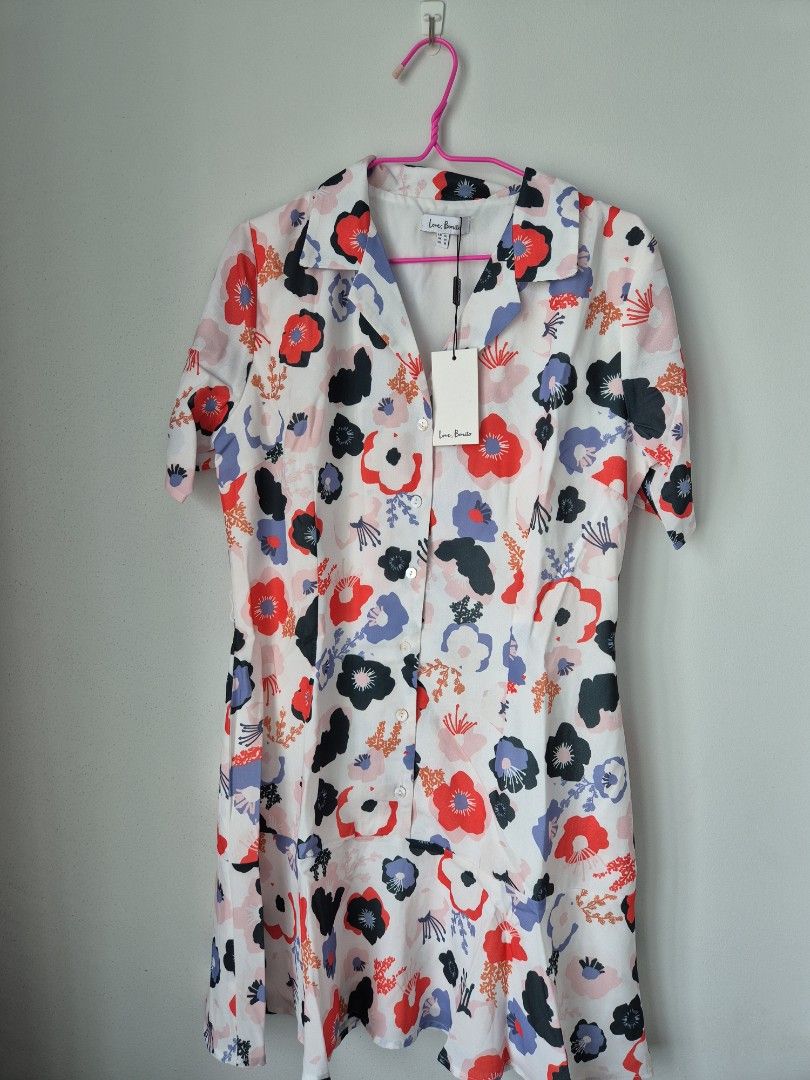 Sleeved Floral Dress (Category: Dresses) located in Singapore. Submitted by Desiree.L (Listing ID 1377415965, Image 1). Description: PTP: 20" Inch Waist: 17.5" Inch Length: 34" Inch.