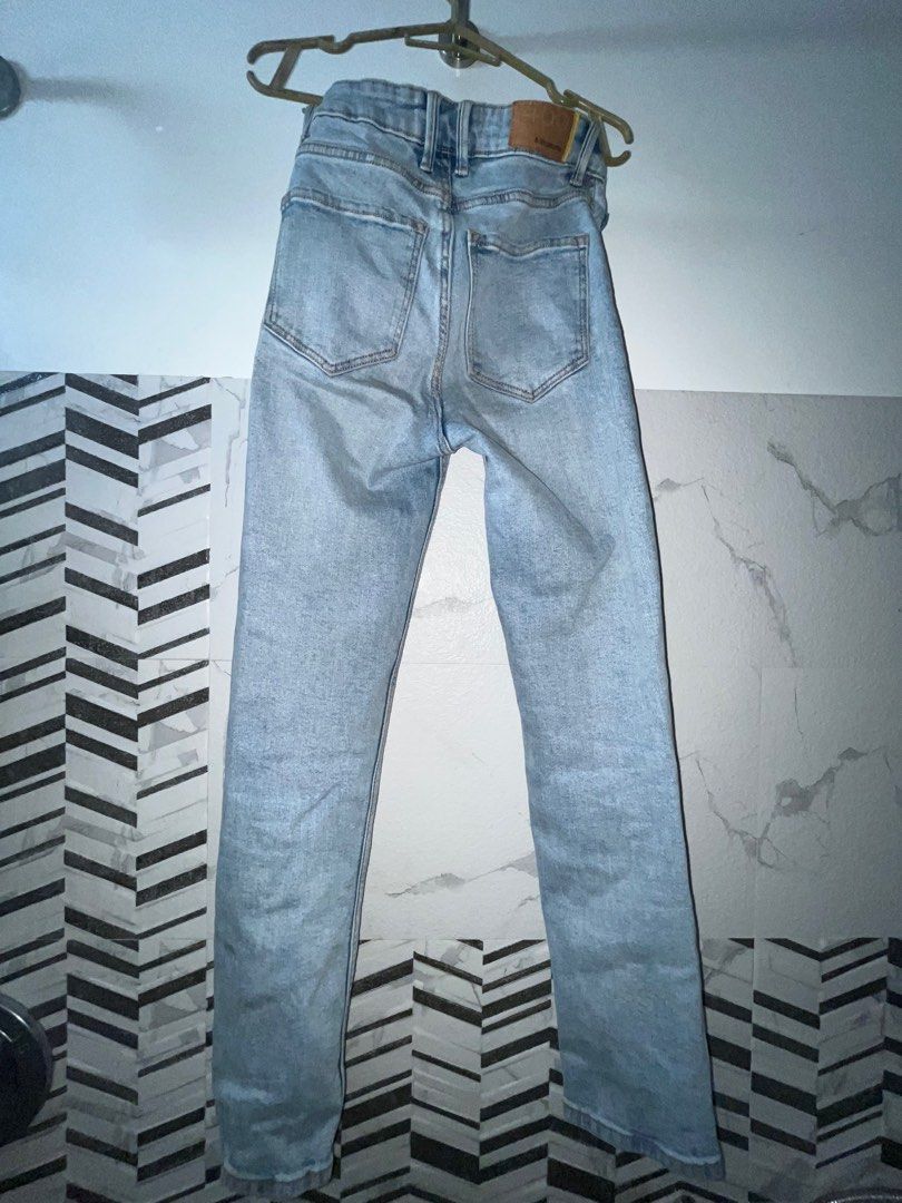 Stradivarius Mom Jeans (Category: Jeans) located in Valenzuela. Submitted by dimxxt (Listing ID 1377380281, Image 2). Description: Selling: Stradivarius Mom Jeans Size: 22-23 No issue Rfs: need funds Delivery options: J&T (weekends only), grab or lalamove Mode of payment: BDO or gcash Location: valenzuela.