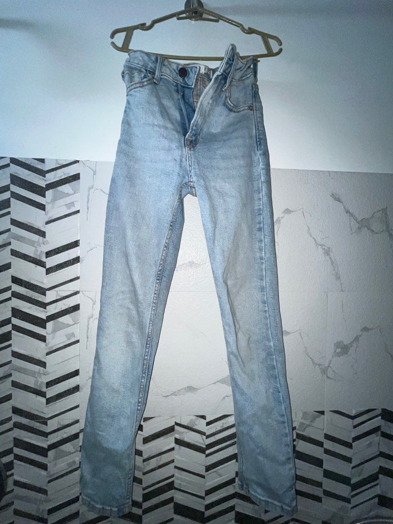 Stradivarius Mom Jeans (Category: Jeans) located in Valenzuela. Submitted by dimxxt (Listing ID 1377380281, Image 1). Description: Selling: Stradivarius Mom Jeans Size: 22-23 No issue Rfs: need funds Delivery options: J&T (weekends only), grab or lalamove Mode of payment: BDO or gcash Location: valenzuela.