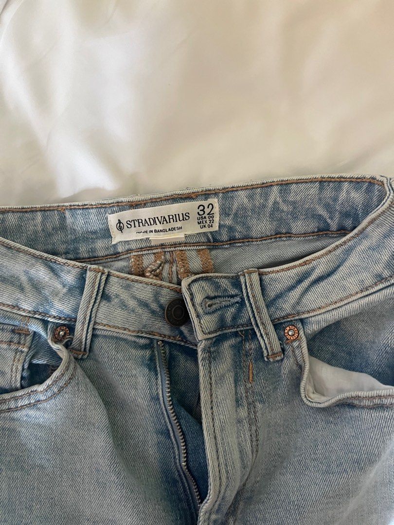 Stradivarius Mom Jeans (Category: Jeans) located in Valenzuela. Submitted by dimxxt (Listing ID 1377380281, Image 3). Description: Selling: Stradivarius Mom Jeans Size: 22-23 No issue Rfs: need funds Delivery options: J&T (weekends only), grab or lalamove Mode of payment: BDO or gcash Location: valenzuela.