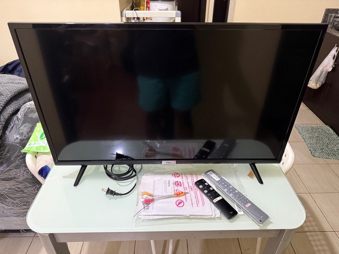 TCL 32-inch Android TV (Category: TV) located in Pasig City. Submitted by six94 (Listing ID 1377491523, Image 1). Description: LAST PRICE Complete with box, 2 remote controls (1 unused), and documentation NO issues/defects Original price was ₱13,995 Get this with a San-yang TV rack (worth ₱1,435.50, dark mahogany color) for only ₱7,000.