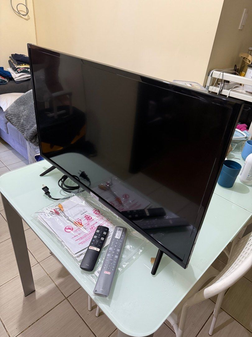 TCL 32-inch Android TV (Category: TV) located in Pasig City. Submitted by six94 (Listing ID 1377491523, Image 2). Description: LAST PRICE Complete with box, 2 remote controls (1 unused), and documentation NO issues/defects Original price was ₱13,995 Get this with a San-yang TV rack (worth ₱1,435.50, dark mahogany color) for only ₱7,000.