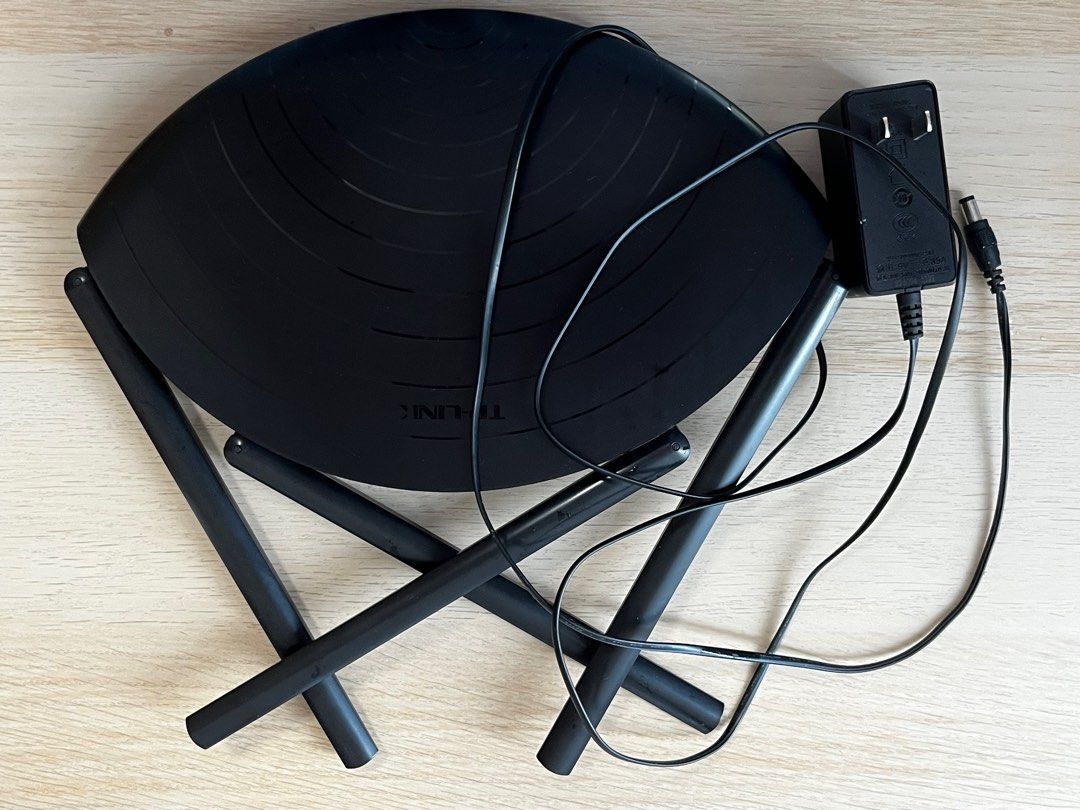 (Moving Sale,before 12 July)Tplink router (Category: Networking) located in Singapore. Submitted by lkk09kk2kk4kkkkk (Listing ID 1377469897, Image 1). Description: Tp-Link TL-WDR5660 .