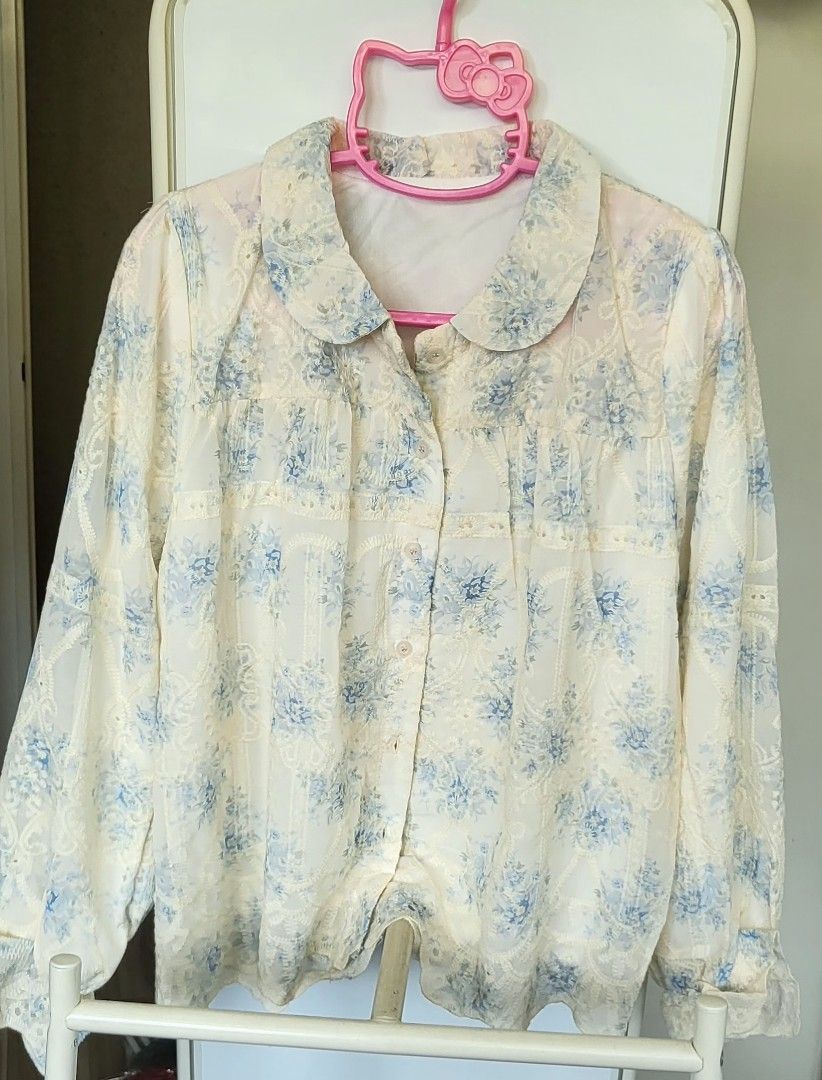 Vintage Floral Lace Blouse (Category: Blouses) located in Singapore. Submitted by shiriappleby (Listing ID 1377456726, Image 1). Description: ptp till 50cm self collect my place courier $4 or mailing $2.50 available.