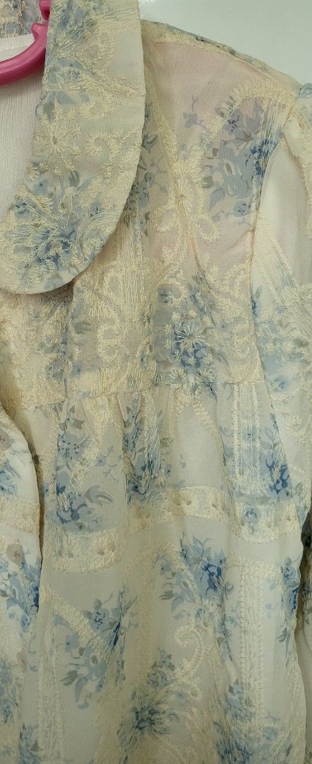 Vintage Floral Lace Blouse (Category: Blouses) located in Singapore. Submitted by shiriappleby (Listing ID 1377456726, Image 3). Description: ptp till 50cm self collect my place courier $4 or mailing $2.50 available.