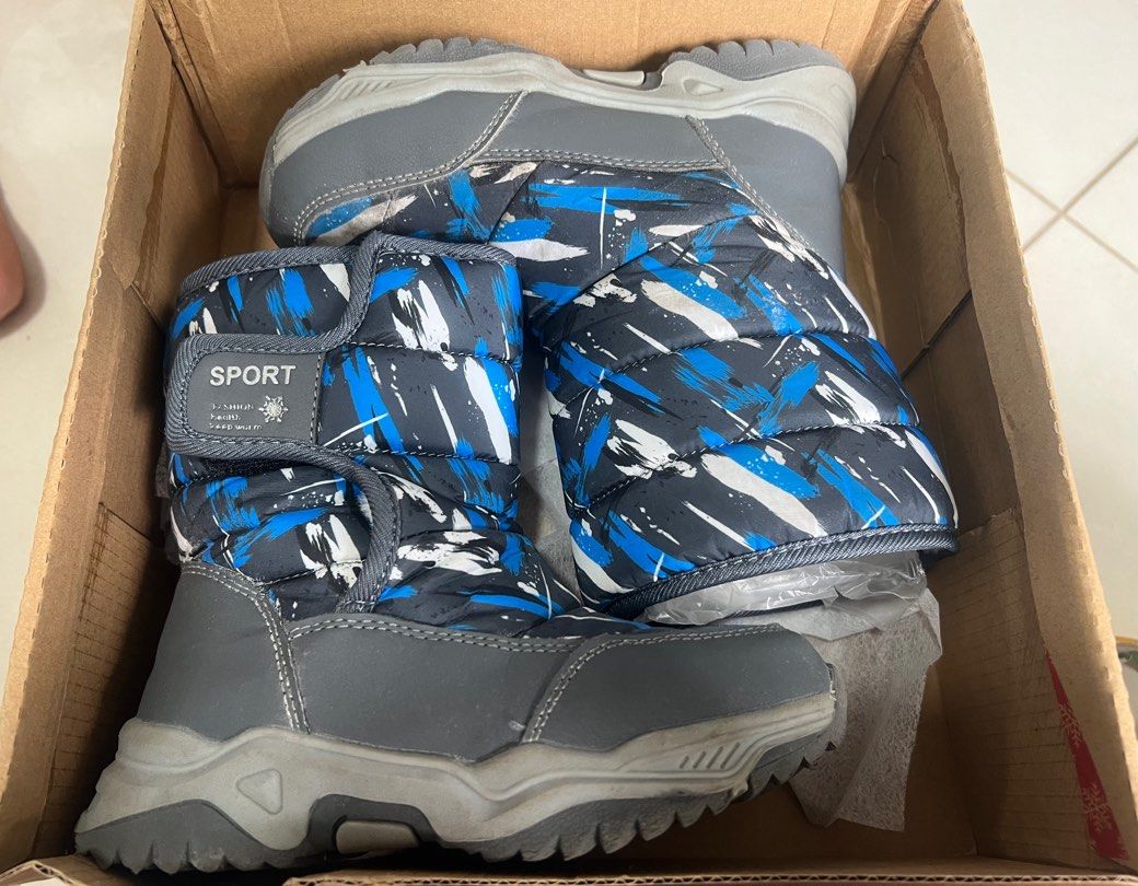 Winter Boots (Category: Babies & Kids Fashion) located in Singapore. Submitted by amy7686 (Listing ID 1377466607, Image 1). Description: Kid’s Winter Boots Size 31 / inner 20cm Wearing a week trip only Kid outgrown .