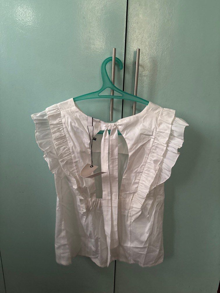 Women's White Ruffled Sleeve with Open Back Tie (Category: Blouses) located in Antipolo. Submitted by ensien (Listing ID 1377456814, Image 2). Description: RFS: decluttering.