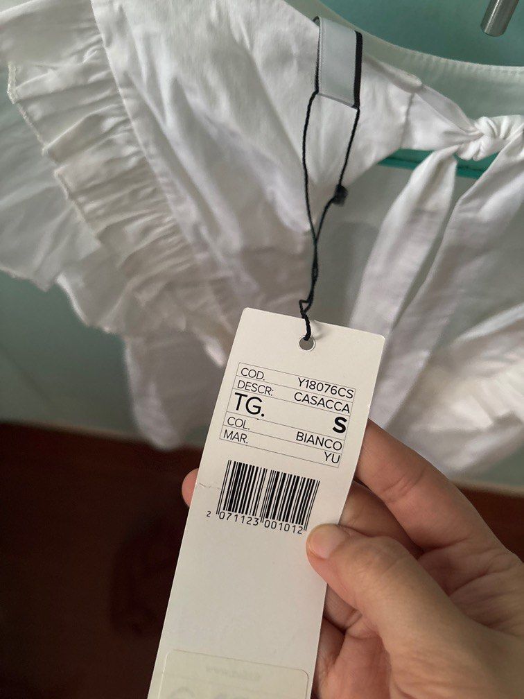 Women's White Ruffled Sleeve with Open Back Tie (Category: Blouses) located in Antipolo. Submitted by ensien (Listing ID 1377456814, Image 3). Description: RFS: decluttering.