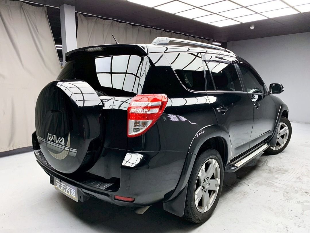由 abc900616 (刊登 ID 1377592731，圖片 3) 提交，位於 新北市 (New Taipei) 的 2009 Toyota RAV4 2.4 G 尊貴型 汽油 金屬黑 (類別：汽車出售)，說明：🚗2009 Toyota RAV4 2.4 G 尊貴型 汽油 金屬黑 ⚠️來買車找阿吉 專業出擊⚠️ ✅里程保證：230000公里 ✨找阿吉甜甜價：16.8萬（新車售價98萬） ☎️24H服務：0980-528-993 記得找阿吉！（同Line） ❗️截圖來店找阿吉，讓阿吉有個服務的機會❗️ 「找阿吉全館全車系不限年份里程贈188天保固+開立足額發票」 ✨自然進氣/直列四缸、第三代經典休旅款、大空間好開耐操好保養、定速巡航/駕駛座電動調整/雙電熱座椅/升級多功能安卓機/HUD抬頭顯示器、原鈑件實跑23萬公里保證！ 🔥重點配備：前後霧燈、後視鏡方向燈、LED尾燈、車頂行李架、電動天窗、方向盤快控鍵、恆溫空調、分區溫控、駕駛座電動調整、雙前電熱座椅、後座分離倒覆、後座出風口、
