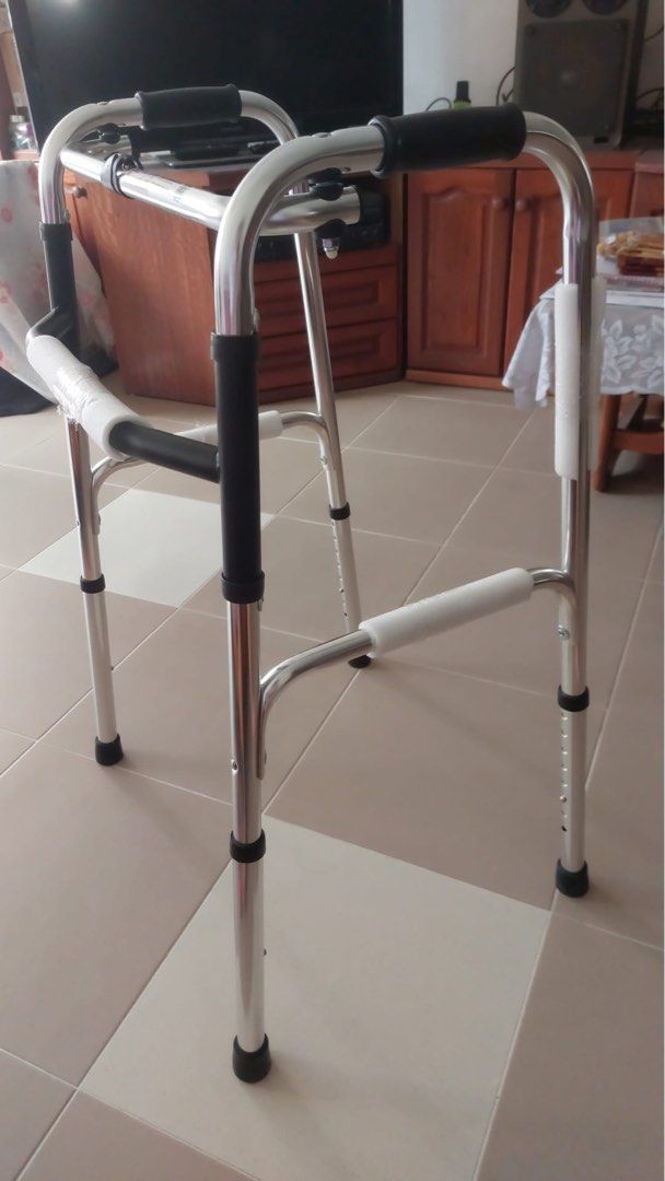 4-leg Walking Frame (Category: Other Assistive Aids) located in Singapore. Submitted by cyn.tenshi.9 (Listing ID 1377642852, Image 2). Description: Brand new walking frame. Bought from pharmacy but not used..