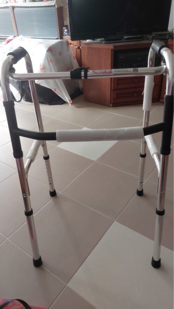 4-leg Walking Frame (Category: Other Assistive Aids) located in Singapore. Submitted by cyn.tenshi.9 (Listing ID 1377642852, Image 1). Description: Brand new walking frame. Bought from pharmacy but not used..