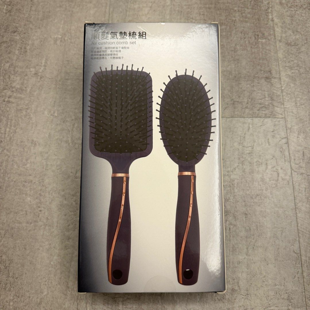 由 sthidontneed (刊登 ID 1377729836，圖片 1) 提交，位於 新北市 (New Taipei) 的 順髮氣墊梳組｜全新 (類別：美髮清潔與護理)，說明：內附兩種尺寸，大板梳以及橢圓梳，歡迎有興趣的朋朋來詢問。