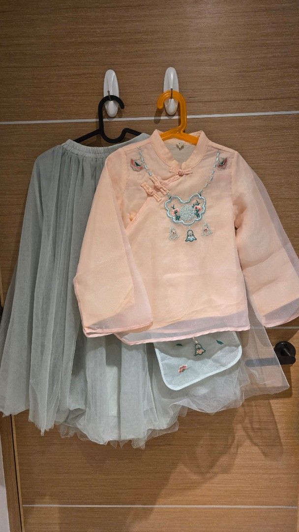 由 emily10060502 (刊登 ID 1377651027，圖片 1) 提交，位於 台北市 (Taipei) 的 精美漢服二套 二手便宜出售 (類別：嬰兒及兒童流行時尚)，說明：精美漢服二套 二手便宜出售 適合姊妹倆一起穿 上衣： 150cm, 110cm，有兩層，一層布一層紗。如附圖。 下裙： 140cm, 100cm，有三層，兩層布一層紗，有蓬裙的效果。。如附圖。 材質親膚，刺繡精美。 8／10前沒賣出就會下架，謝謝。 不附外盒。 二手一定有使用痕跡，標準高的人請勿下單購買，謝謝。 本商品不退不換喔，謝謝體諒～。