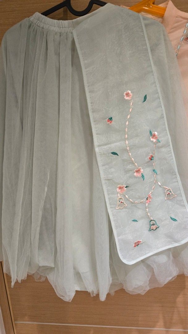 由 emily10060502 (刊登 ID 1377651027，圖片 2) 提交，位於 台北市 (Taipei) 的 精美漢服二套 二手便宜出售 (類別：嬰兒及兒童流行時尚)，說明：精美漢服二套 二手便宜出售 適合姊妹倆一起穿 上衣： 150cm, 110cm，有兩層，一層布一層紗。如附圖。 下裙： 140cm, 100cm，有三層，兩層布一層紗，有蓬裙的效果。。如附圖。 材質親膚，刺繡精美。 8／10前沒賣出就會下架，謝謝。 不附外盒。 二手一定有使用痕跡，標準高的人請勿下單購買，謝謝。 本商品不退不換喔，謝謝體諒～。