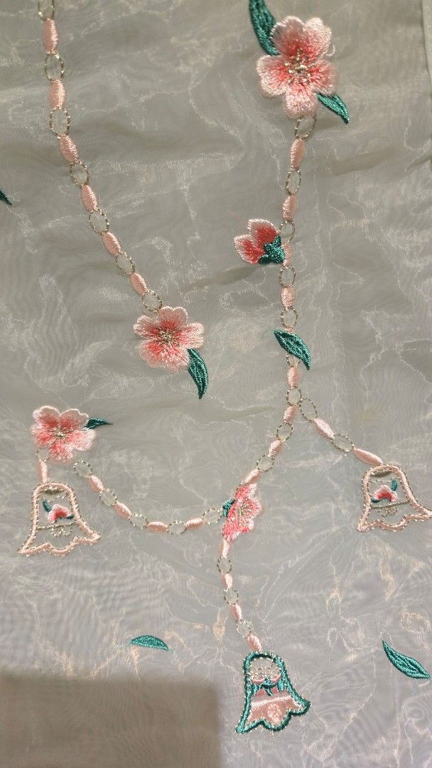 由 emily10060502 (刊登 ID 1377651027，圖片 3) 提交，位於 台北市 (Taipei) 的 精美漢服二套 二手便宜出售 (類別：嬰兒及兒童流行時尚)，說明：精美漢服二套 二手便宜出售 適合姊妹倆一起穿 上衣： 150cm, 110cm，有兩層，一層布一層紗。如附圖。 下裙： 140cm, 100cm，有三層，兩層布一層紗，有蓬裙的效果。。如附圖。 材質親膚，刺繡精美。 8／10前沒賣出就會下架，謝謝。 不附外盒。 二手一定有使用痕跡，標準高的人請勿下單購買，謝謝。 本商品不退不換喔，謝謝體諒～。