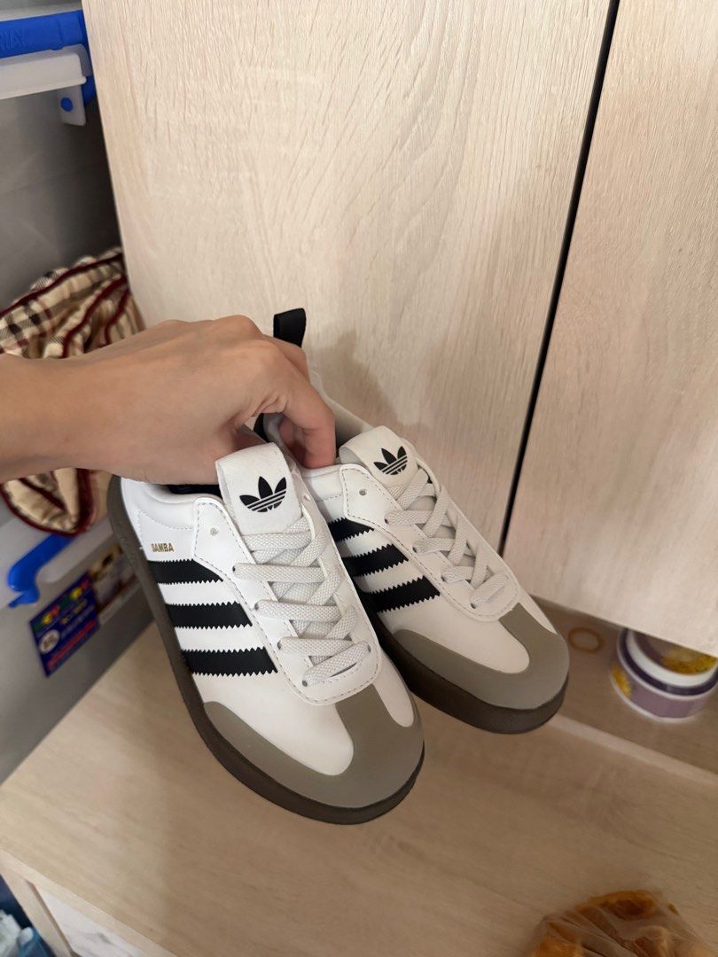 由 shina_ting (刊登 ID 1377734115，圖片 3) 提交，位於 台北市 (Taipei) 的 愛迪達Adidas SAMBA運動休閒鞋 童鞋 (類別：嬰兒及兒童流行時尚)，說明：在韓國愛迪達全新正品購入 買錯尺寸不能穿 😭（台灣賣1990） 尺寸 18公分 男女寶穿都好看 因國外帶回所以沒有鞋盒 #童鞋款的底很軟！！。