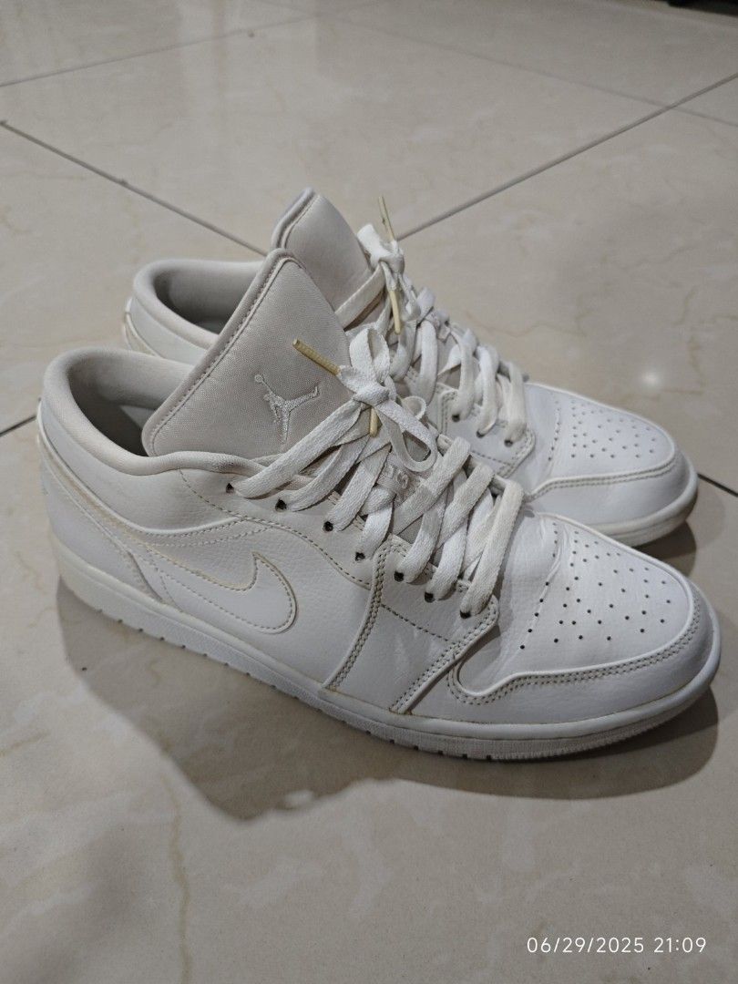 Air Jordan 1 Triple White Size 11 (Category: Sneakers) located in Quezon City. Submitted by alwaysdeclutter (Listing ID 1377710914, Image 2). Description: .