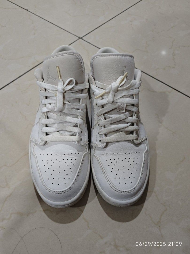Air Jordan 1 Triple White Size 11 (Category: Sneakers) located in Quezon City. Submitted by alwaysdeclutter (Listing ID 1377710914, Image 1). Description: .