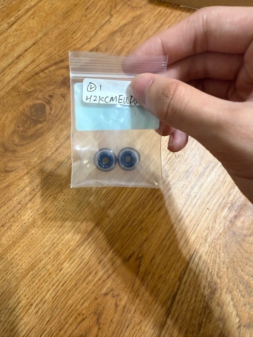 由 vector2000329 (刊登 ID 1377664767，圖片 2) 提交，位於 台中市 (Taichung) 的 AirPods Pro 2/1 溫感變形耳塞 全新 L (類別：耳機)，說明：購買賣場其他高價物品可贈 全新未使用。