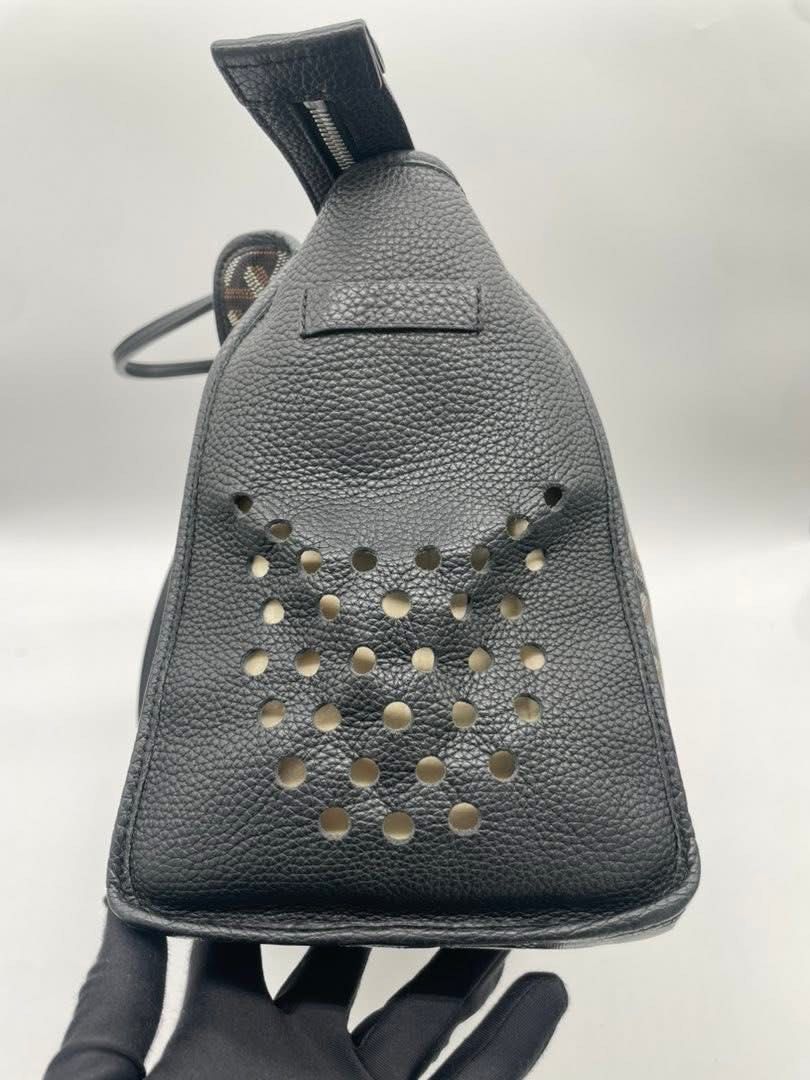 Authentic Goyard Hardy PM Size ✨ (Category: Luxury Bags & Wallets) located in Quezon City. Submitted by jhaediah (Listing ID 1377673328, Image 2). Description: Goyard Hardy PM Size ✨ Authentic | Rank SA Condition. Inclusion: Booklet, Inner Bag and padding .