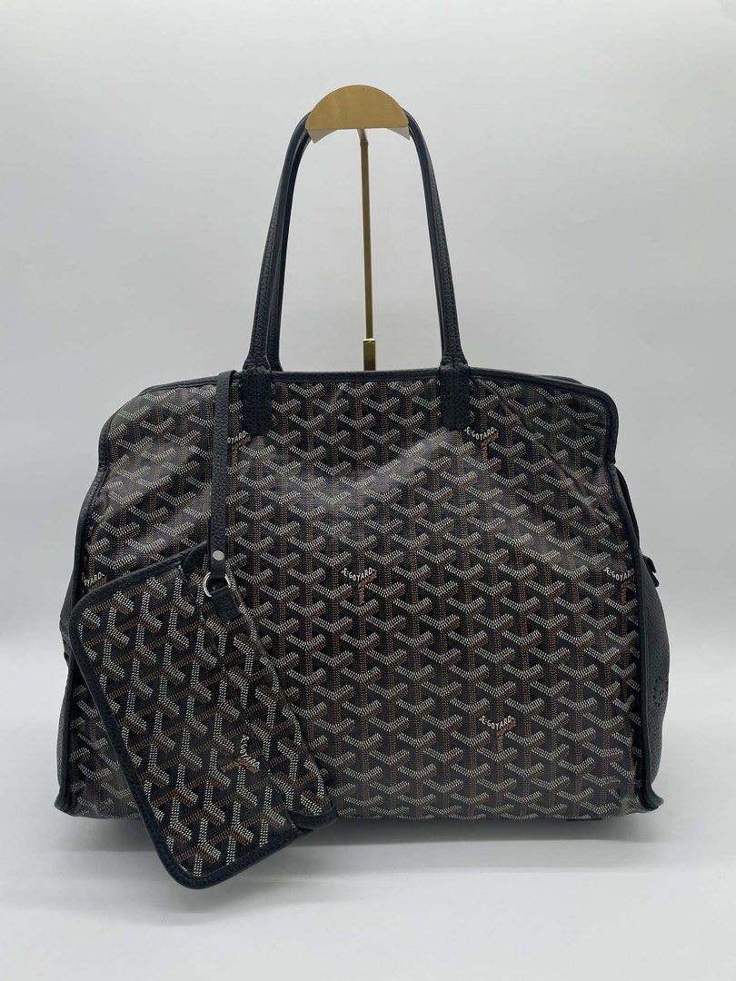 Authentic Goyard Hardy PM Size ✨ (Category: Luxury Bags & Wallets) located in Quezon City. Submitted by jhaediah (Listing ID 1377673328, Image 1). Description: Goyard Hardy PM Size ✨ Authentic | Rank SA Condition. Inclusion: Booklet, Inner Bag and padding .