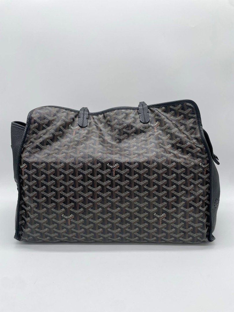 Authentic Goyard Hardy PM Size ✨ (Category: Luxury Bags & Wallets) located in Quezon City. Submitted by jhaediah (Listing ID 1377673328, Image 3). Description: Goyard Hardy PM Size ✨ Authentic | Rank SA Condition. Inclusion: Booklet, Inner Bag and padding .