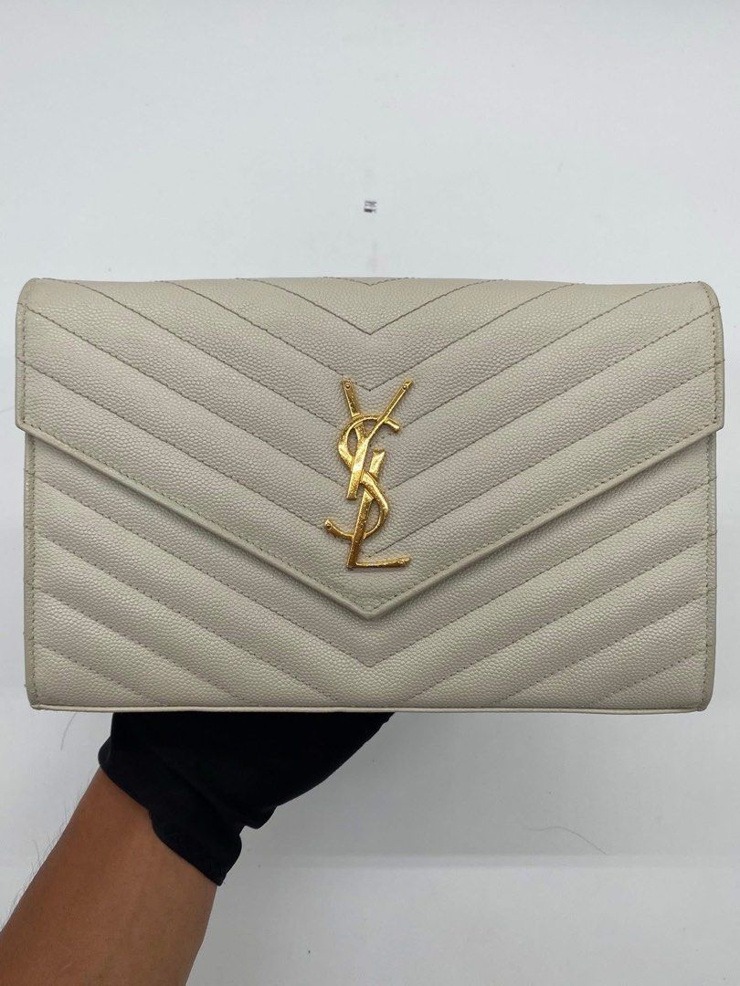 Authentic YSL Woc Medium Size ✨ (Category: Luxury Bags & Wallets) located in Quezon City. Submitted by jhaediah (Listing ID 1377703187, Image 2). Description: YSL Woc Medium Size ✨ Authentic | Rank A Condition. No Inclusion: .