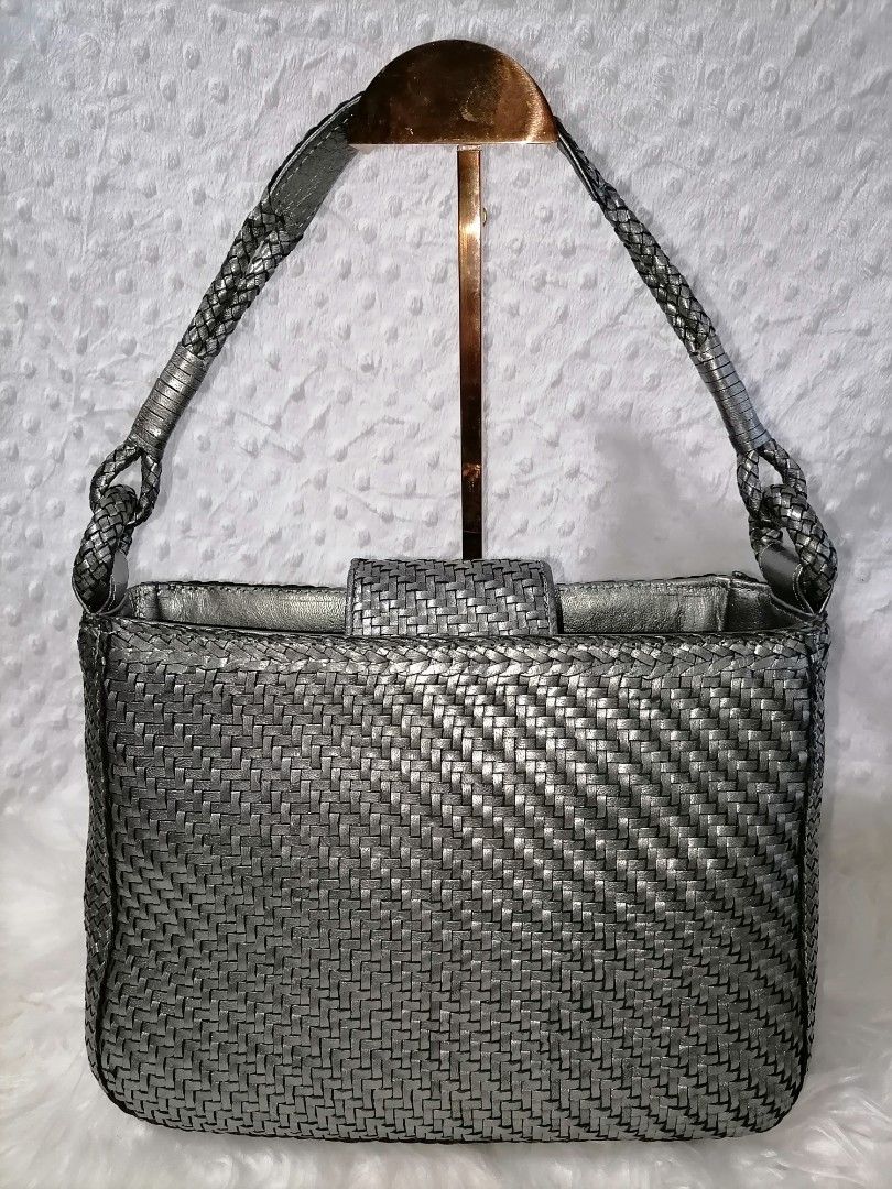 Banig Design Leather Shoulder Bag (Category: Shoulder Bags) located in Butuan. Submitted by az-branded.items (Listing ID 1377658709, Image 1). Description: Mettalic gray ganda ng kulay Size: W- 10" x L-8" Good as new From Japan.