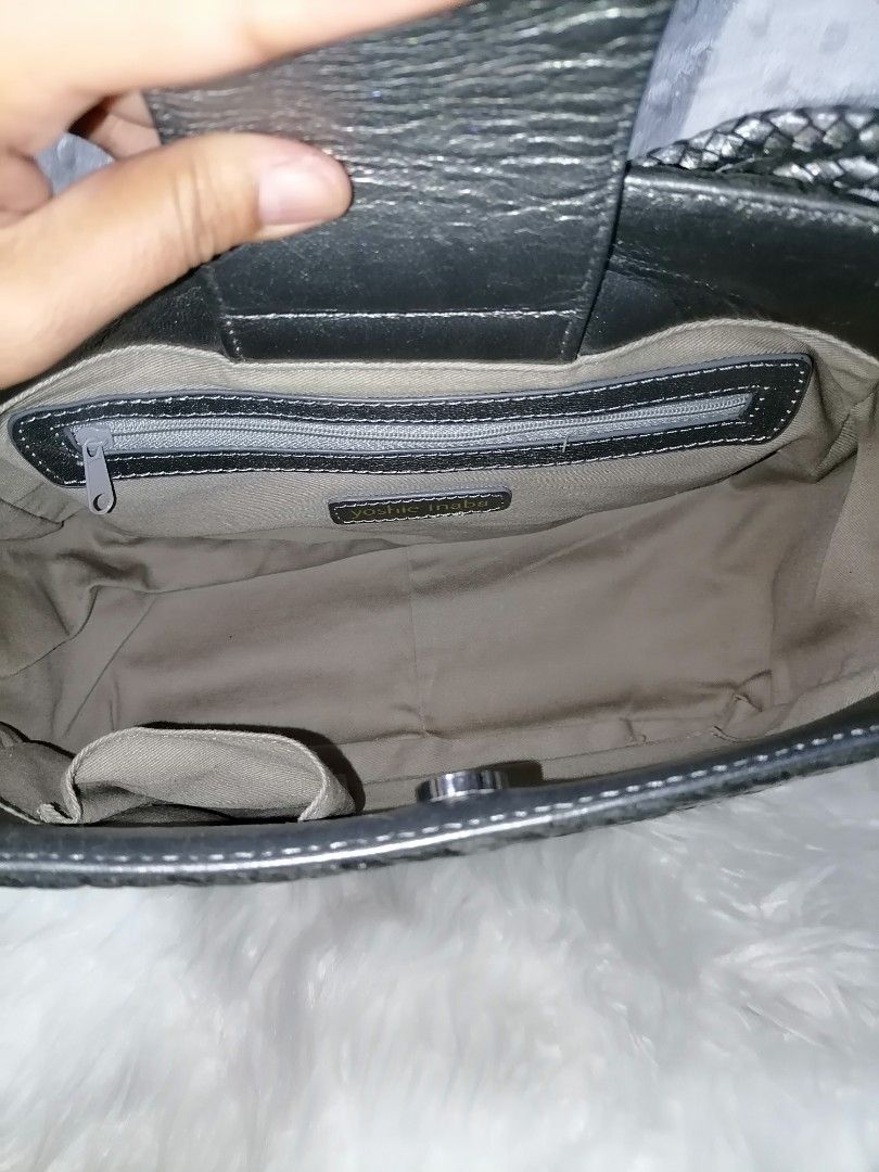 Banig Design Leather Shoulder Bag (Category: Shoulder Bags) located in Butuan. Submitted by az-branded.items (Listing ID 1377658709, Image 2). Description: Mettalic gray ganda ng kulay Size: W- 10" x L-8" Good as new From Japan.