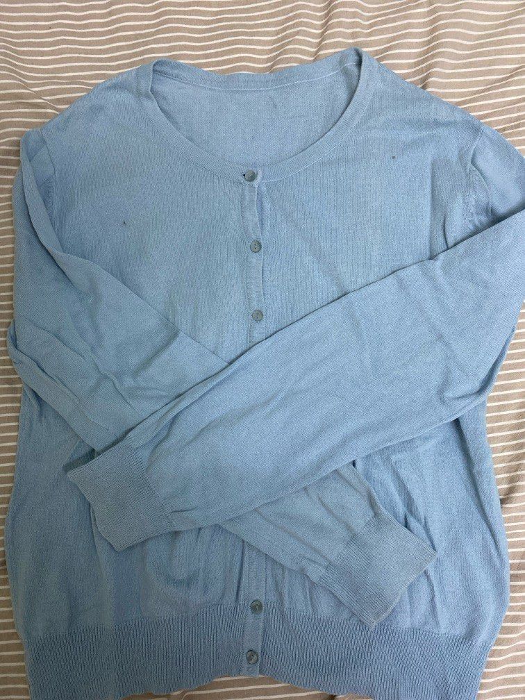 Basic cardigan (Category: Other Tops) located in Shah Alam. Submitted by icedgreenlemontea (Listing ID 1377709014, Image 1). Description: Not uniqlo, no brand Missiong 1 button.