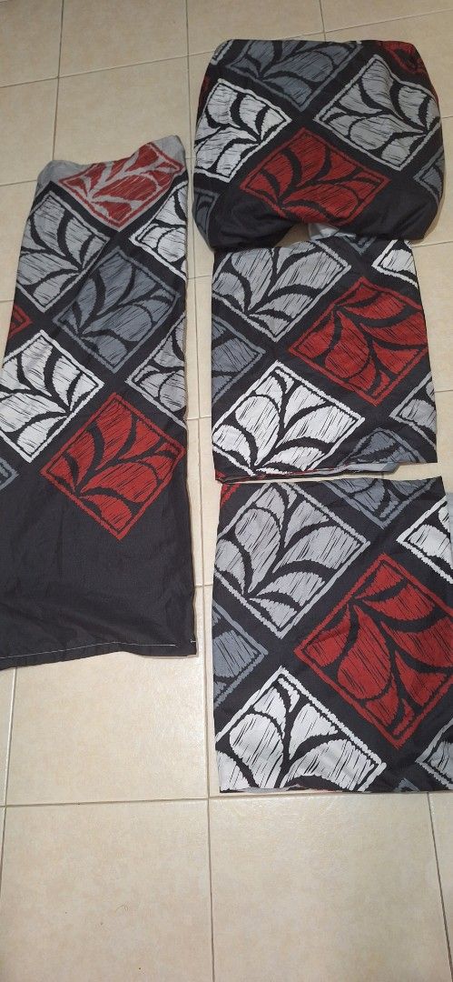 Bedsheets (Category: Bedding & Towels) located in Singapore. Submitted by mr_han19 (Listing ID 1377607913, Image 2). Description: 1 queensized bedsheets 2 pillow cases and 1 long.