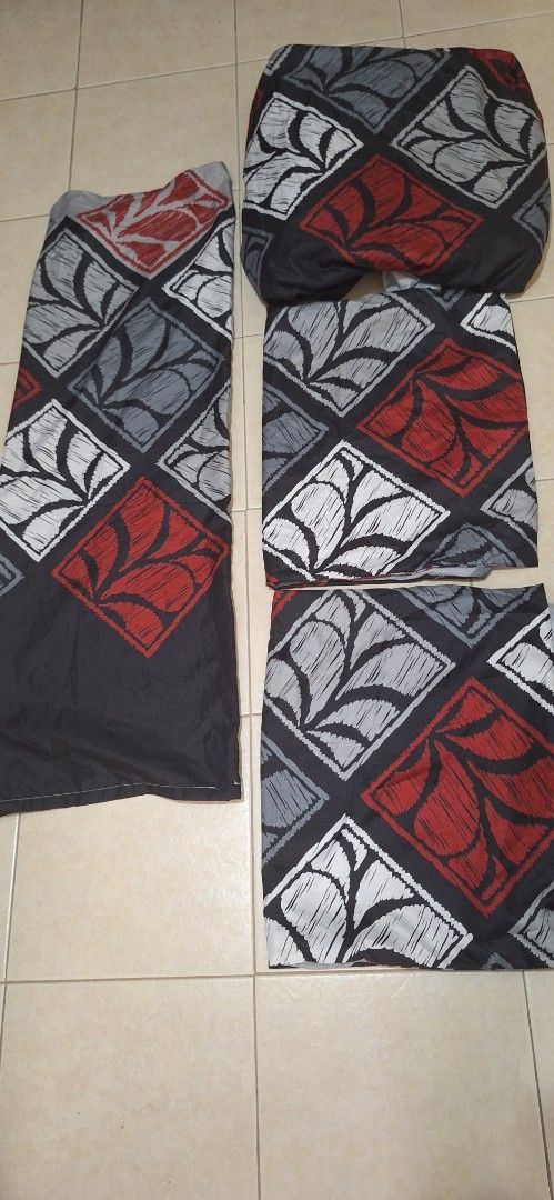 Bedsheets (Category: Bedding & Towels) located in Singapore. Submitted by mr_han19 (Listing ID 1377607913, Image 1). Description: 1 queensized bedsheets 2 pillow cases and 1 long.