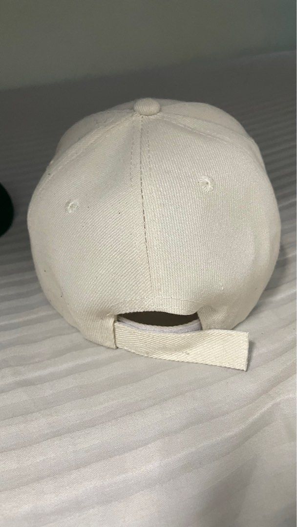 BEIGE CAP (Category: Cap & Hats) located in Jitra. Submitted by chl2o (Listing ID 1377743708, Image 2). Description: N/P: RM 30 Never worn this cap Can nego the price!!.