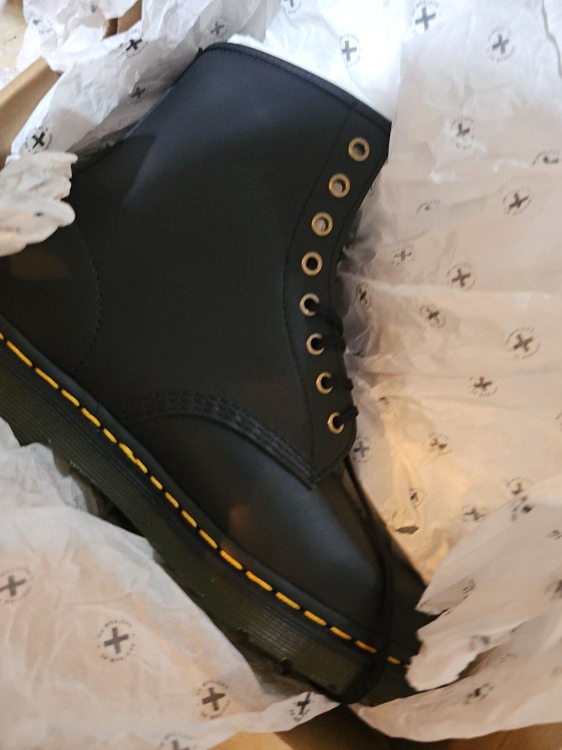 Brand new Dr martens boots vegan 1460 unisex, harga outlet  only Dijual karena salah size