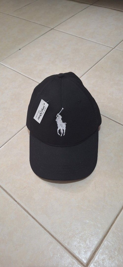 Cap (Category: Caps & Hats) located in Singapore. Submitted by mr_han19 (Listing ID 1377602116, Image 1). Description: bought it on online but didn't like the quality so selling it here.