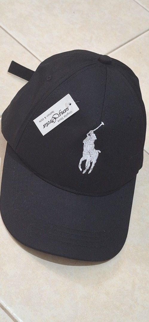 Cap (Category: Caps & Hats) located in Singapore. Submitted by mr_han19 (Listing ID 1377602116, Image 3). Description: bought it on online but didn't like the quality so selling it here.