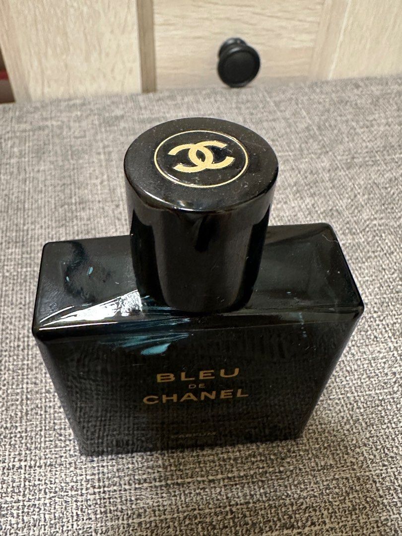由 imagoodmansalegoodstuff (刊登 ID 1377591437，圖片 2) 提交，位於 新北市 (New Taipei) 的 CHANEL BLEU DE CHANEL 香奈兒藍色男性香精 50Ml (類別：香水、體香劑)，說明： 此為香精版本，持香能力優秀 來源：1976香水 (無盒) 用量：約還有7成，如圖指示線 原價：近4千 前 味： 檸檬皮、佛手柑、薄荷、艾蒿 中 味： 薰衣草、天竺葵、綠葉、鳳梨 後 味： 雪松、檀香木、龍涎酮、零陵香豆 只有1瓶，可換香討論交流。
