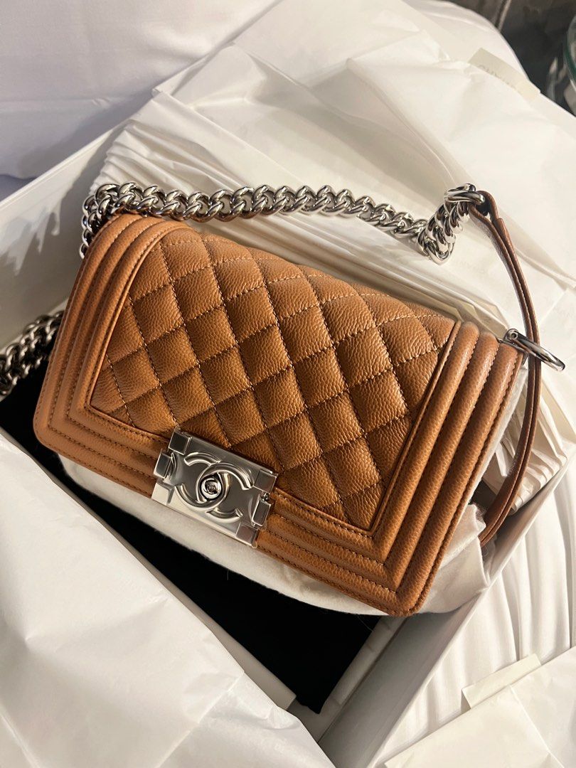 Chanel boy small size beige Color （分類：手袋及銀包）位於 Hong Kong。 由 sy1668 提交（商品編號 1377590747，圖片 1）。簡介： Authentic Chanel Boy Small size, in beige Color ! Come with full set ， 95 % new and not much signs of usage ! Bought in Paris in 2024 。